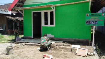 Menuju 100 Persen, Anggota Satgas TMMD Bojonegoro Pasang Keramik Rumah Slamet